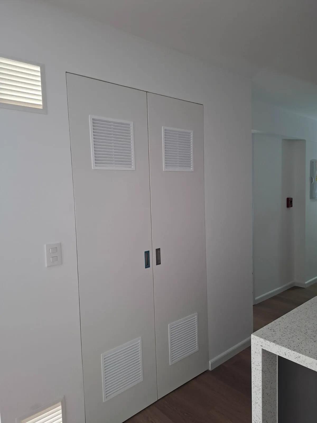 Mueble de lavandería con puertas ventiladas del proyecto Porta 360