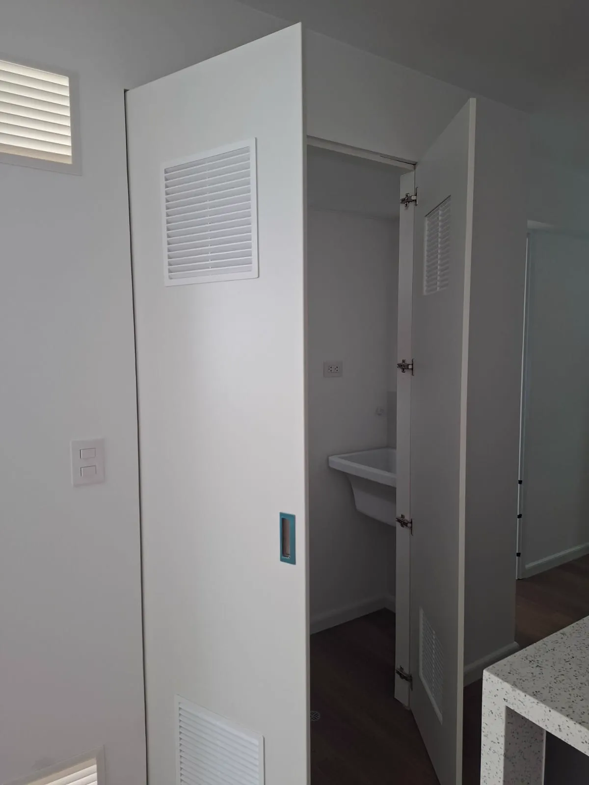 Mueble de lavandería con puertas ventiladas del proyecto Porta 360