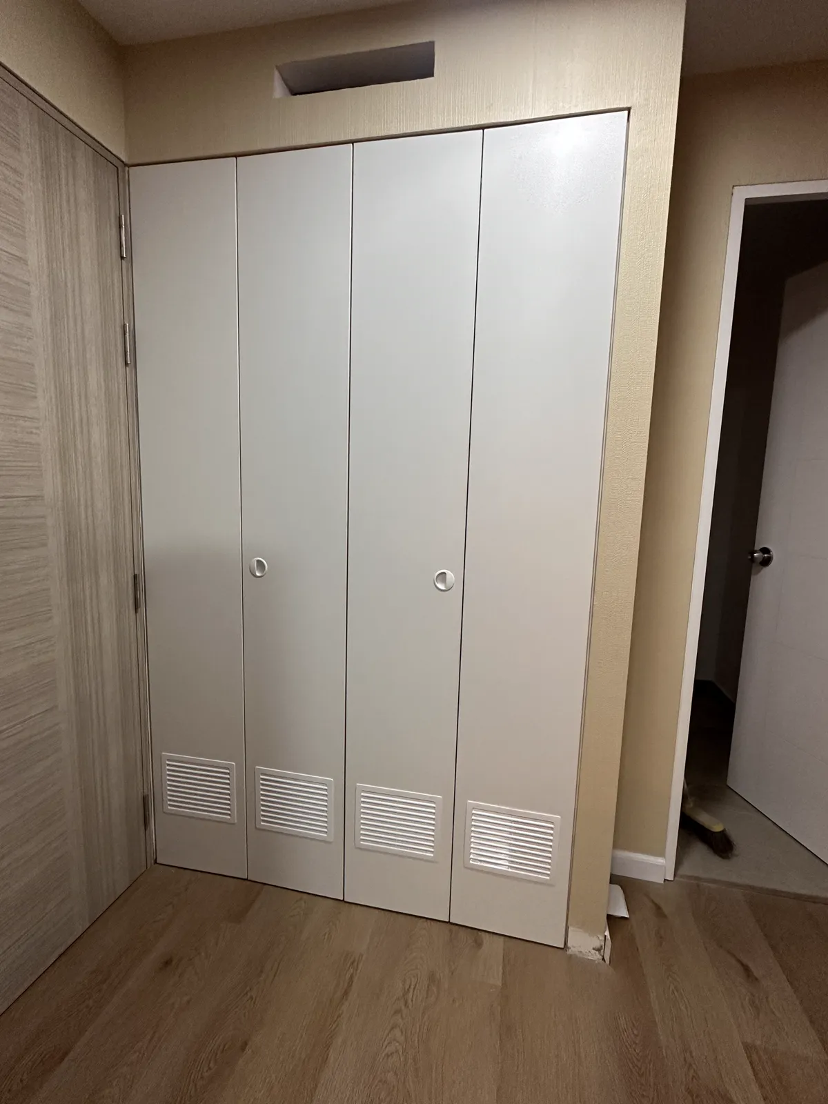 Mueble de lavandería con puertas ventiladas del proyecto Porta 360