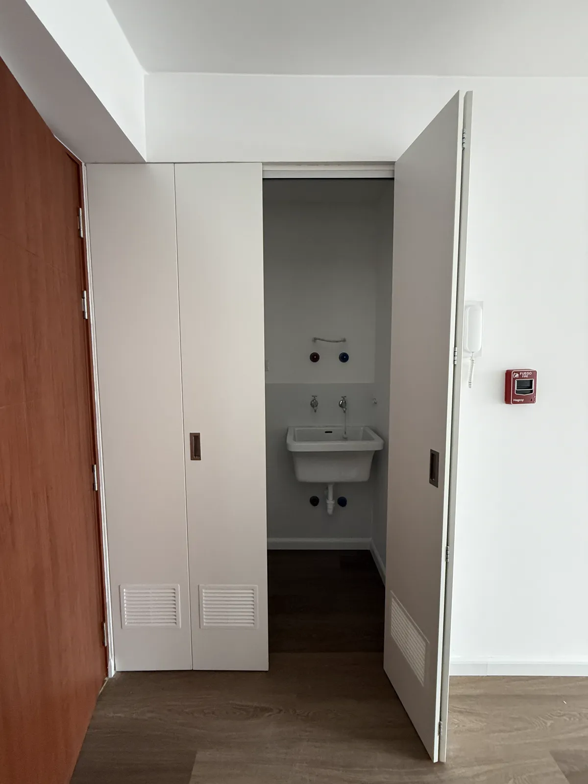 Mueble de lavandería con puertas ventiladas del proyecto Porta 360