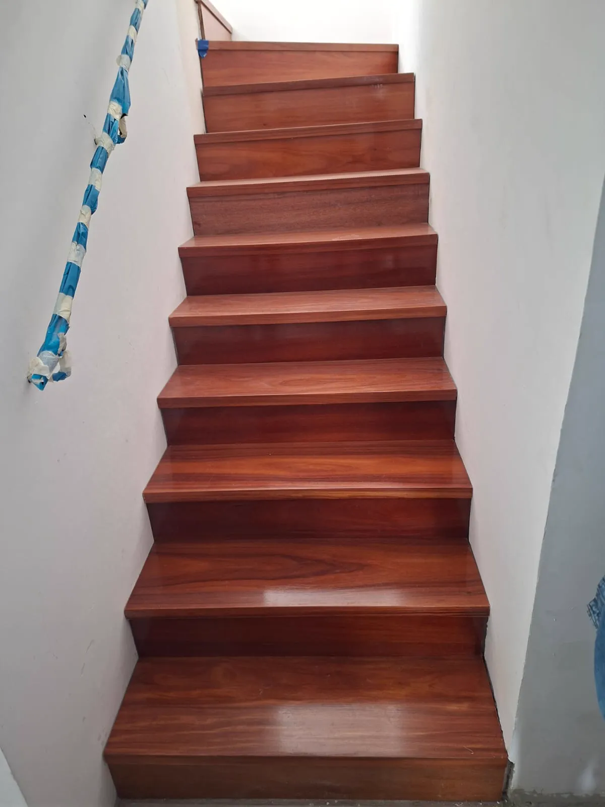 Pasos y gradas de madera de la escalera del proyecto Porta 360
